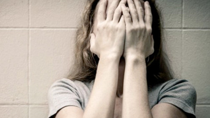 Eşiyle çektiği çıplak görüntüler öğretmeni yaktı!