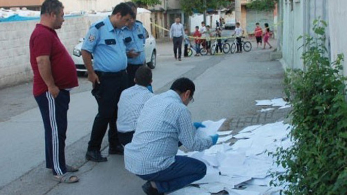 Sokak ortasında resmi evraklar bulundu