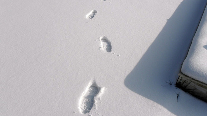 Hırsızı kardaki ayak izi ele verdi
