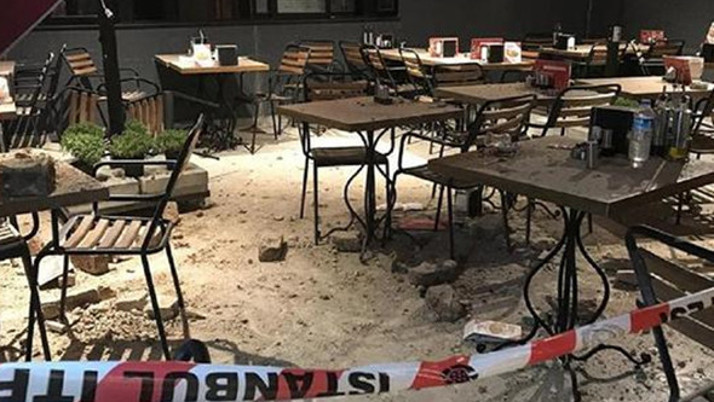 Tarihi binadan kopan duvar, insanların üzerine düştü!