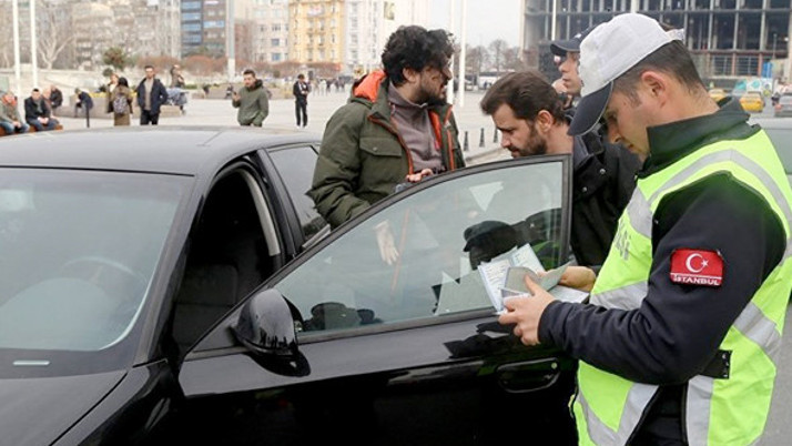Yeni trafik cezaları! Emniyet şeridi ve kırmızı ışık cezası kallavi olacak