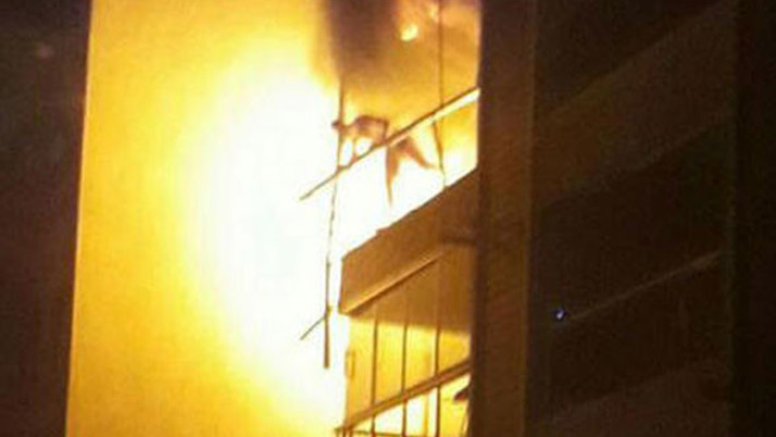 Alevlerin arasında kalınca balkondan atladı