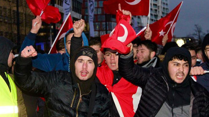 Hollanda'da Türkler PKK'yı protesto etti