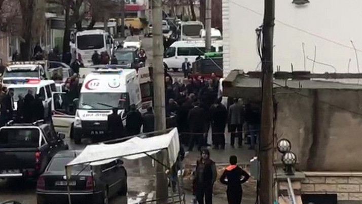 İki aile sokak ortasında çatıştı: Ölü ve yaralılar var