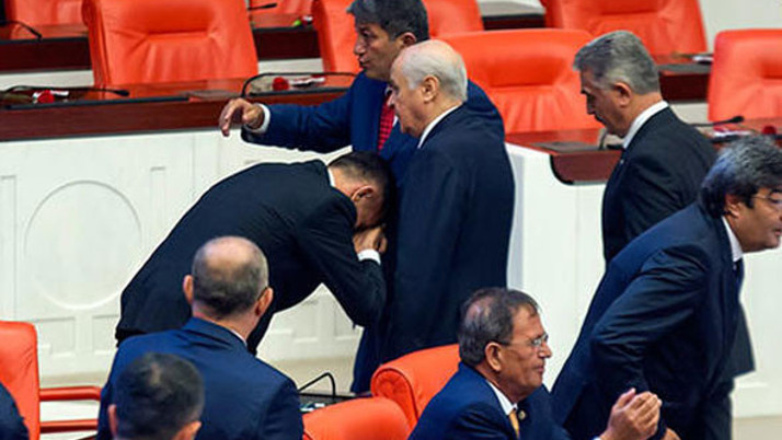 İYİ Partili vekil Bahçeli'nin elini öptü