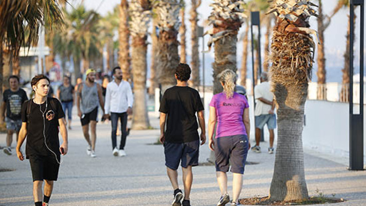 Konyaaltı Sahili cıvıl cıvıl