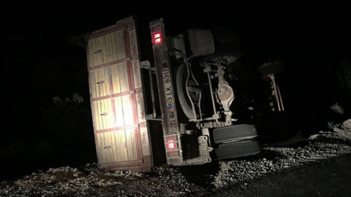 Tarım işçilerini taşıyan kamyon devrildi: 4'ü ağır 17 yaralı!