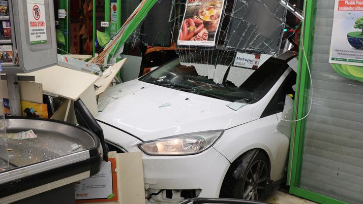 Üsküdar'da otomobil markete girdi