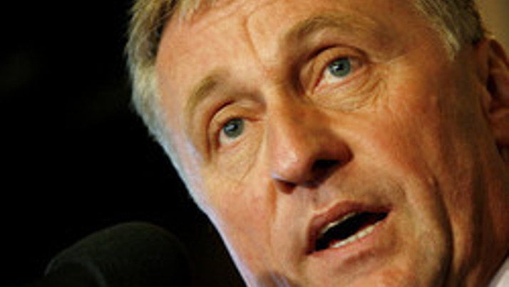 Eski başbakana taşlı sopalı saldırı