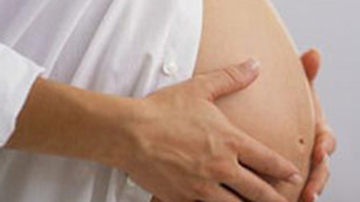 Uçaktan iner inmez doğum yaptı