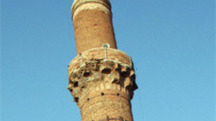 8 asırlık eğik minarenin sırrı 