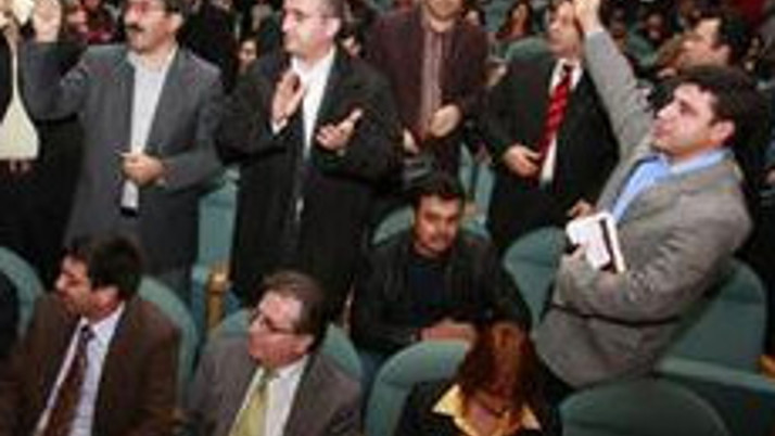 Eminağaoğluna hem ödül hem tepki!