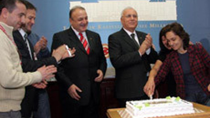 AKP ve MHPden gazetecilere pasta