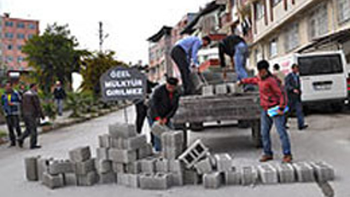 Belediyeye kızdı caddeyi kapattı