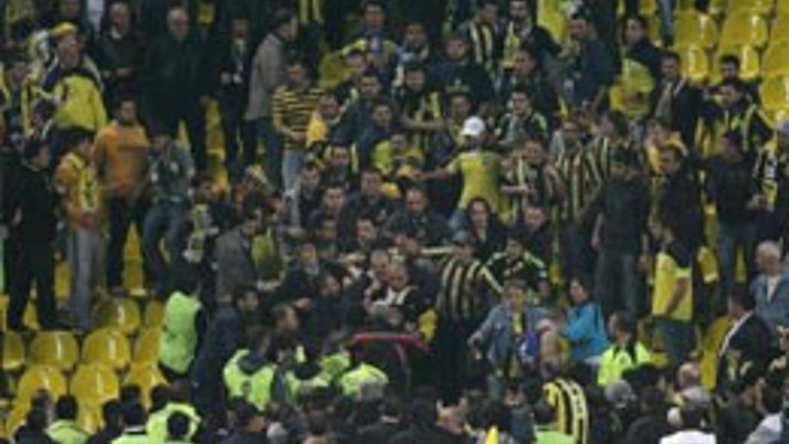 Fener taraftarları birbirine girdi