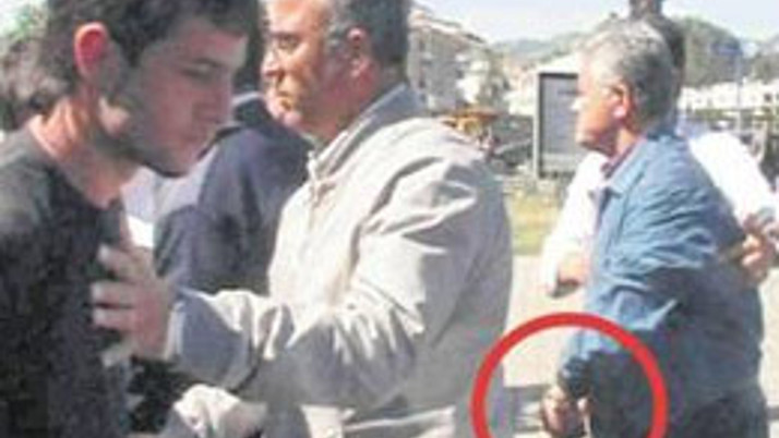 CHP'li başkan esnafa silah çekti