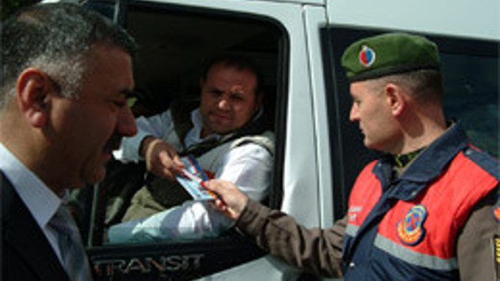 Trafik polisinin çevirdiği yaşadı