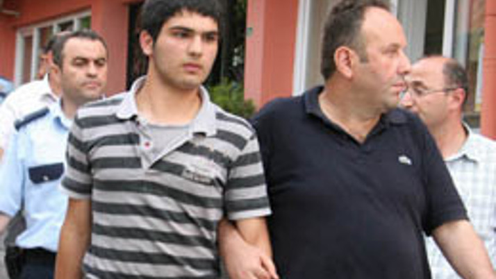 Oğlu dövülen baba parkta dehşet saçtı 