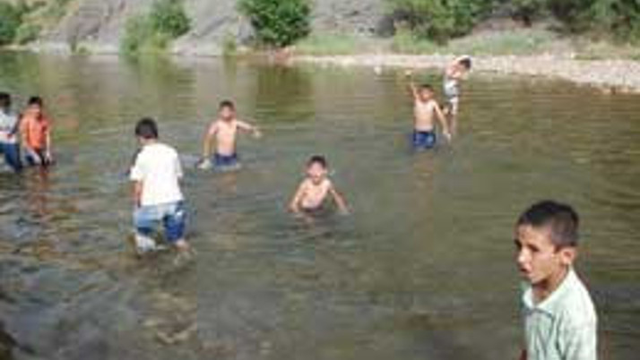 Liceliler serinlemek için nehirlere koştu
