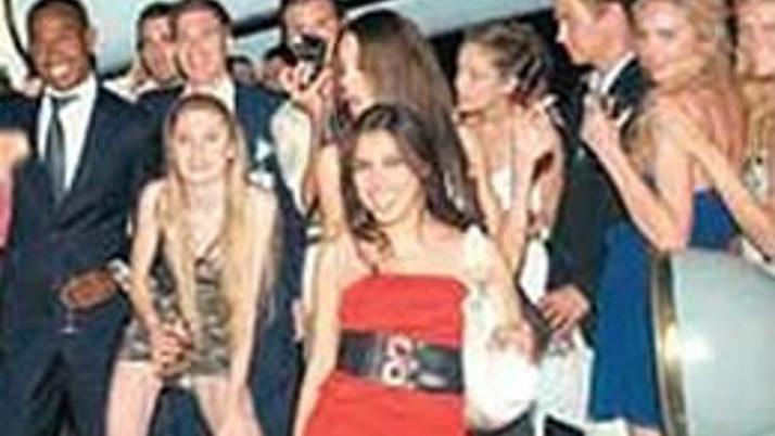 İşgal zırhlısında Yunan düğünü