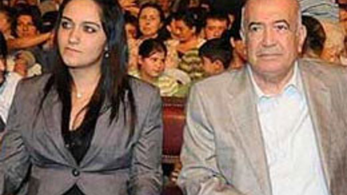 Nazlıcan'ın bodrum katı havuzlu siteymiş