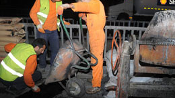 İzmir'de köprülere geceyarısı operasyonu