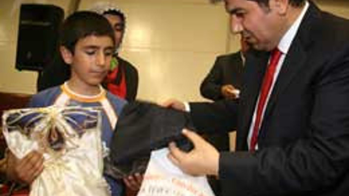 Esenler'de sünnet kıyafetleri dağıtıldı