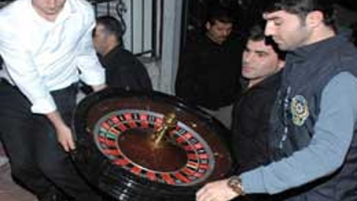 Kumarbazlara tombaladan polis çıktı! 