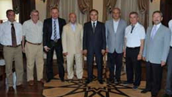 Antalyaspor'a Vali Altıparmak'tan destek