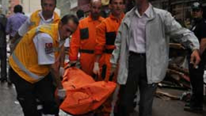 Fırtınada uçan çatı can aldı