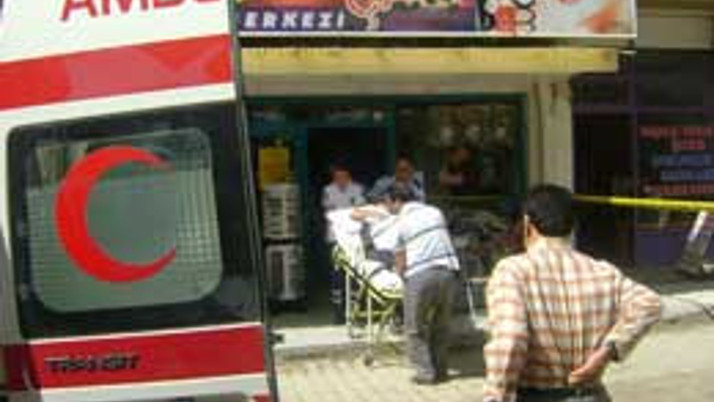 Önce karısını vurdu sonra intihar etti