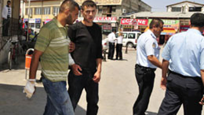 Semt pazarında yer kavgası: 4 yaralı