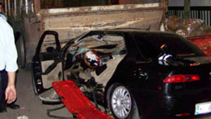 Otomobil kamyonun altına girdi:1 ölü