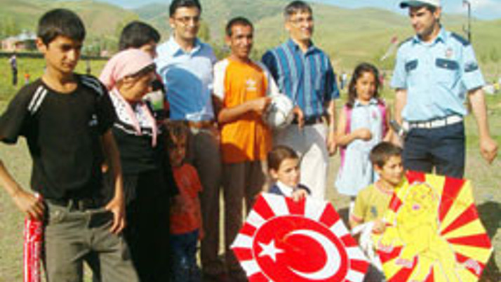 Varto'da polisten uçurtma şenliği