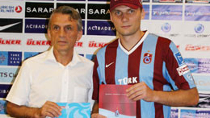 Trabzonspor Glowacki'ye imza attırdı