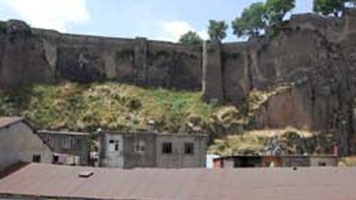 Bitlis Kalesi'nde sağlamlaştırma çalışması