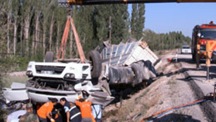 Şekerleme dolu tırdan sağ çıkamadı