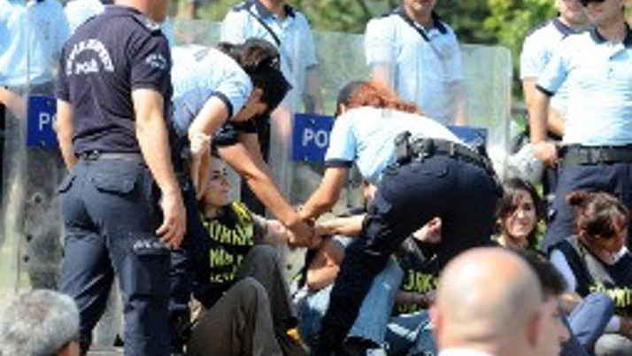 Meclis önünde nükleer arbede