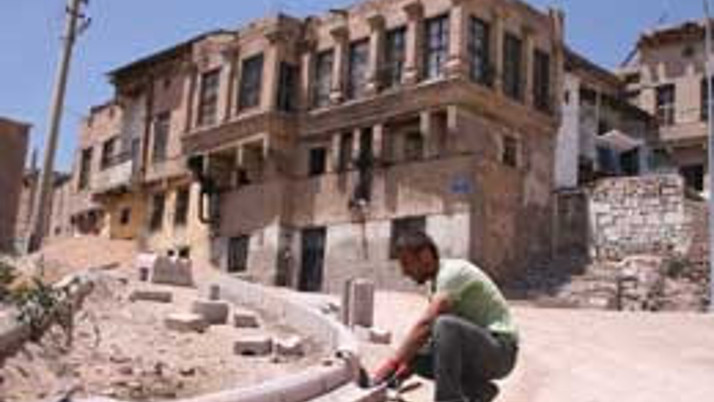 Tarihi sokağın yoluna Arnavut kaldırımı