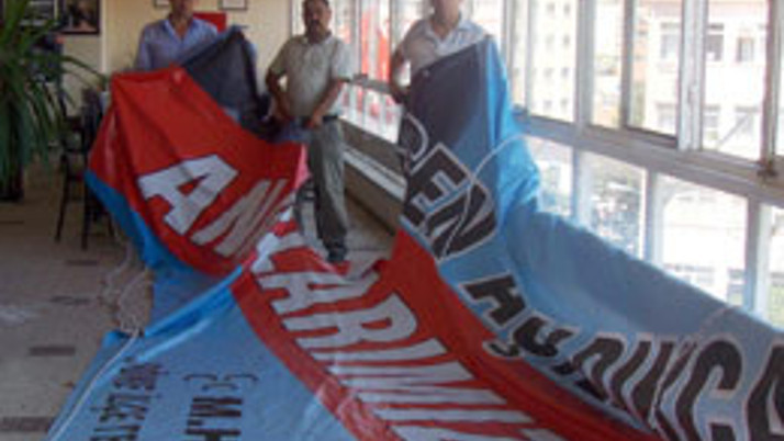 MHP afişi Söke'de de kriz çıkardı