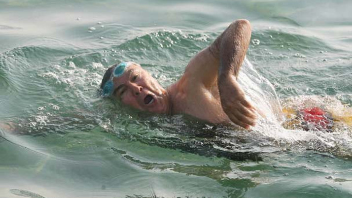 Deniz Baykal denizde stres attı