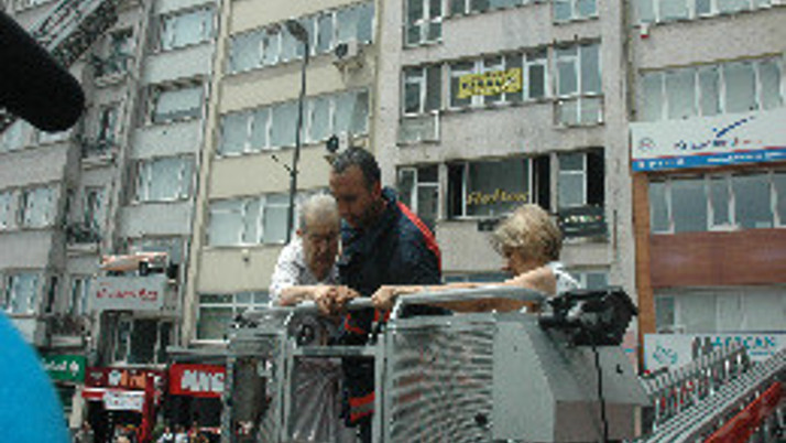 Ermeni çift yangından zorlukla kurtarıldı