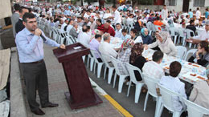 Sultanbeyli'de iftar sofraları dolup taşıyor