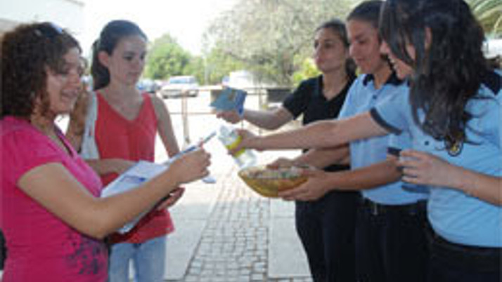 Üniversitelilere polisten şekerli karşılama