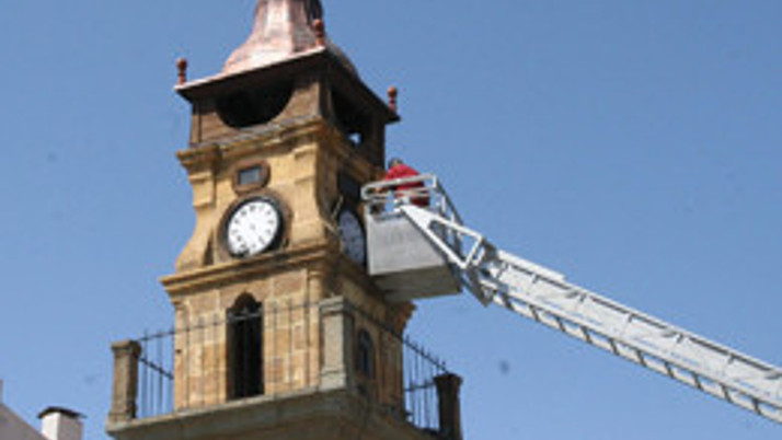 113 yıllık saat kulesinde tamir