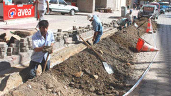 Elektrik hatları yer altına iniyor