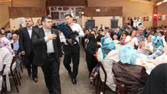 Sultanbeyli'de iftar keyfi sürüyor