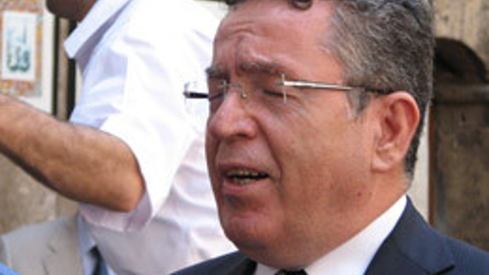 YÖK Başkanı şarkı söyleyerek stres attı