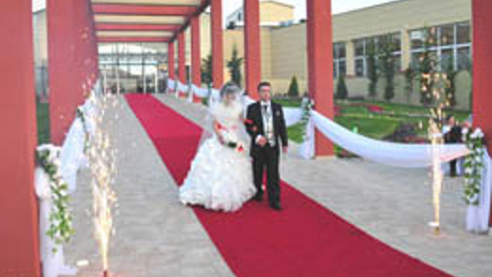 Altındağ'da havuzbaşı düğün keyfi