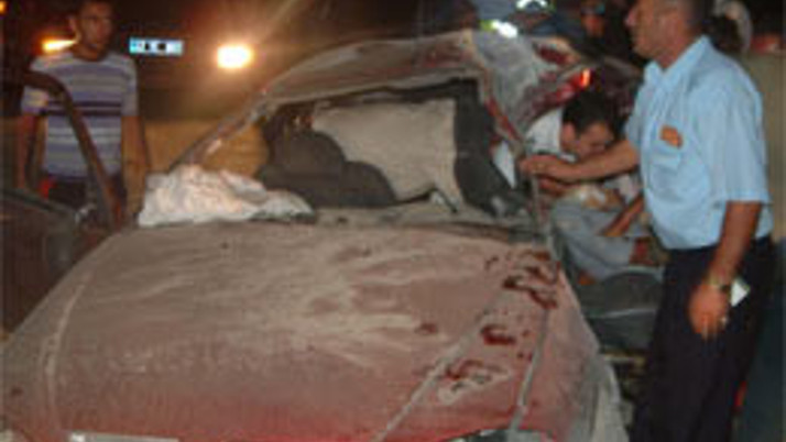 Otomobil elektrik direğine çarptı